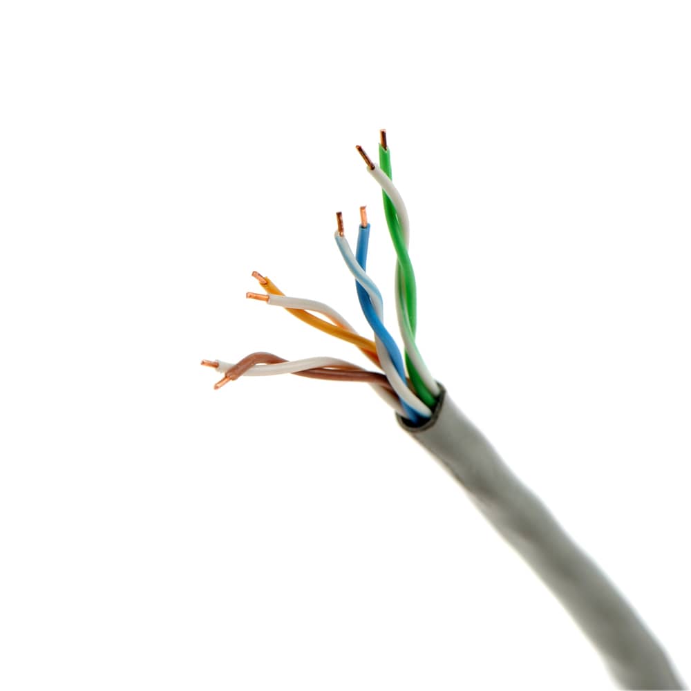 Detalle de un cable de par trenzado con los hilos de cobre expuestos.