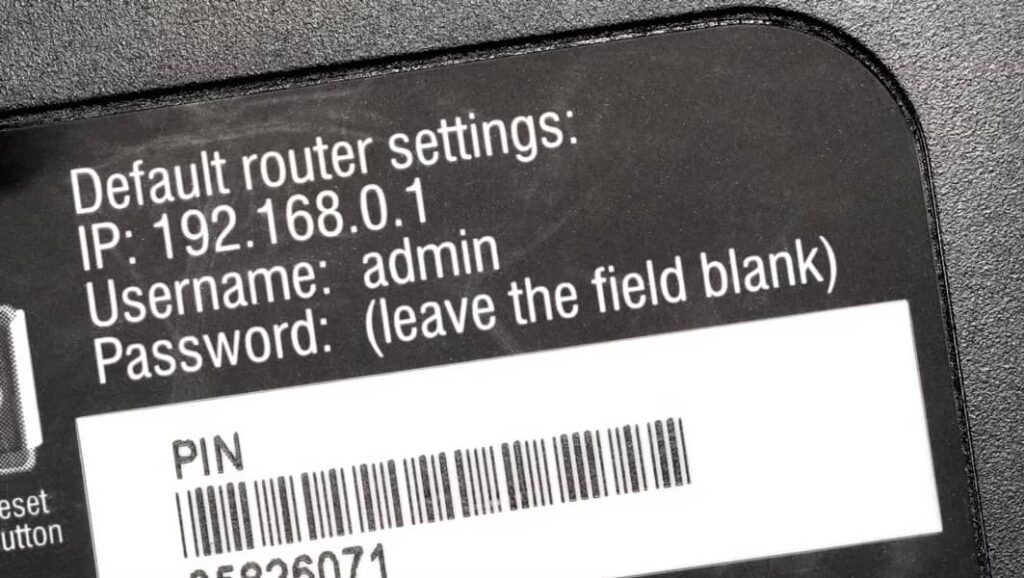 Etiqueta con la dirección IP del router y datos de acceso